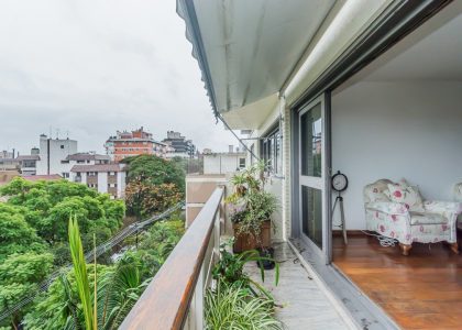 Apartamento com 160m², 3 dormitórios, 1 suíte, 2 vagas no bairro Moinhos de Vento em Porto Alegre para Comprar