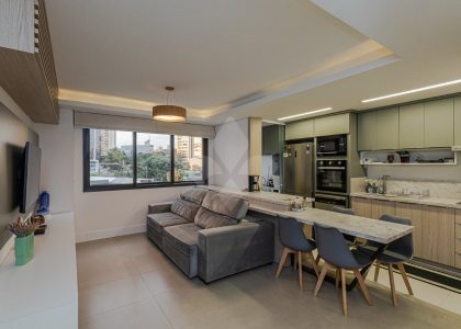 Apartamento com 67m², 2 dormitórios, 1 suíte, 1 vaga no bairro Petrópolis em Porto Alegre para Comprar